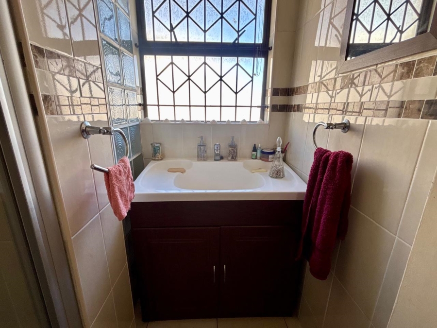 2 Bedroom Property for Sale in Goodwood Central Western Cape